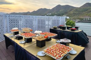 Thưởng thức tiệc canape và cocktails hấp dẫn